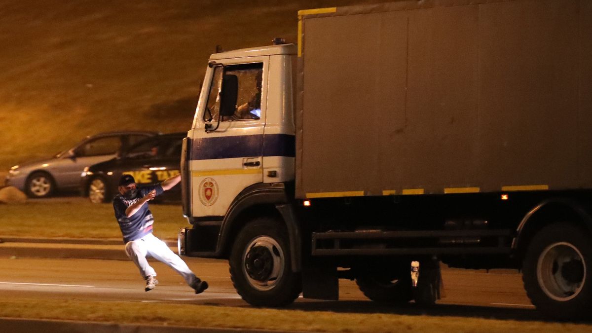 Ciężarówka taranująca protestującego