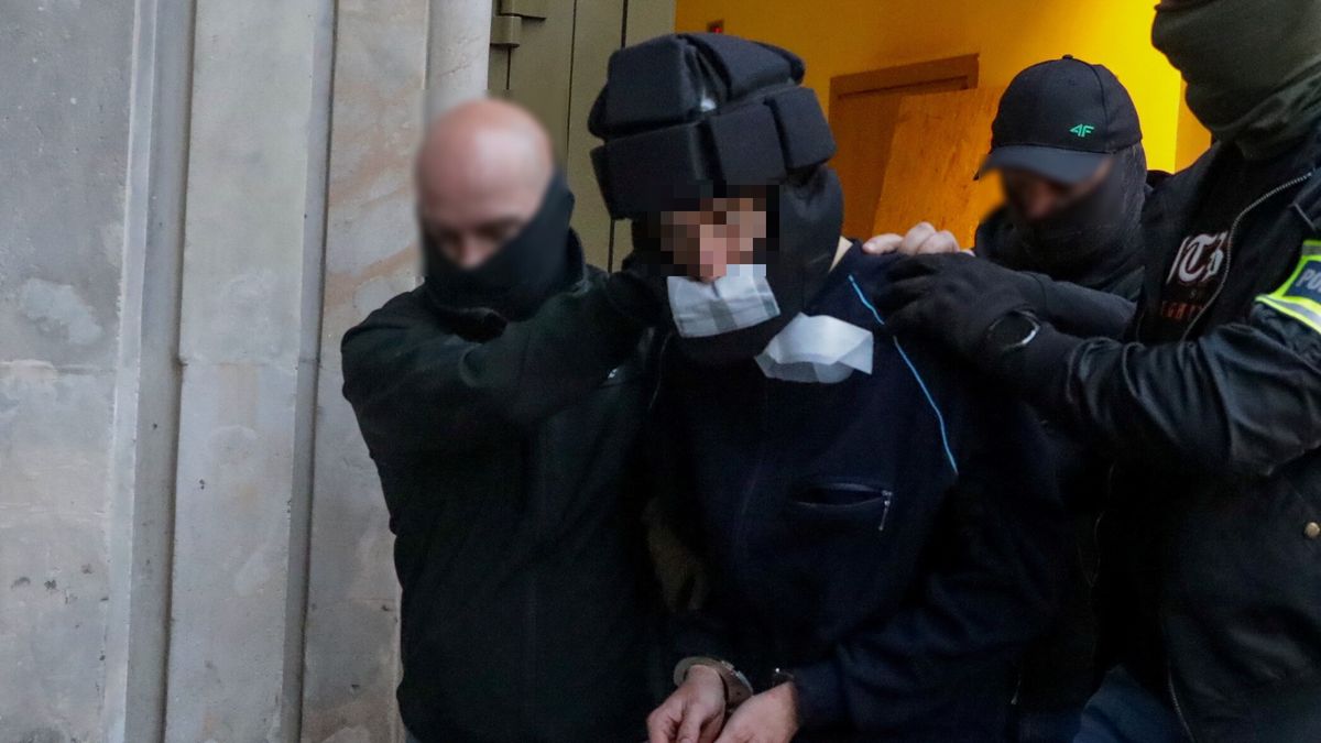 Warszawa, 08.05.2025. Podejrzany o zabójstwo pracownicy Uniwersytetu Warszawskiego wyprowadzany po zakończeniu przesłuchania z siedziby Prokuratury dla Warszawy-Śródmieścia, 8 bm. (amb) PAP/Tomasz Gzell