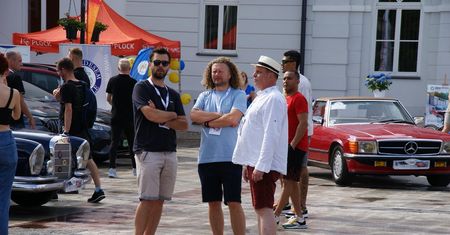 Stary Rynek opanowały dziś auta, za nami Mercedesem po Wiśle