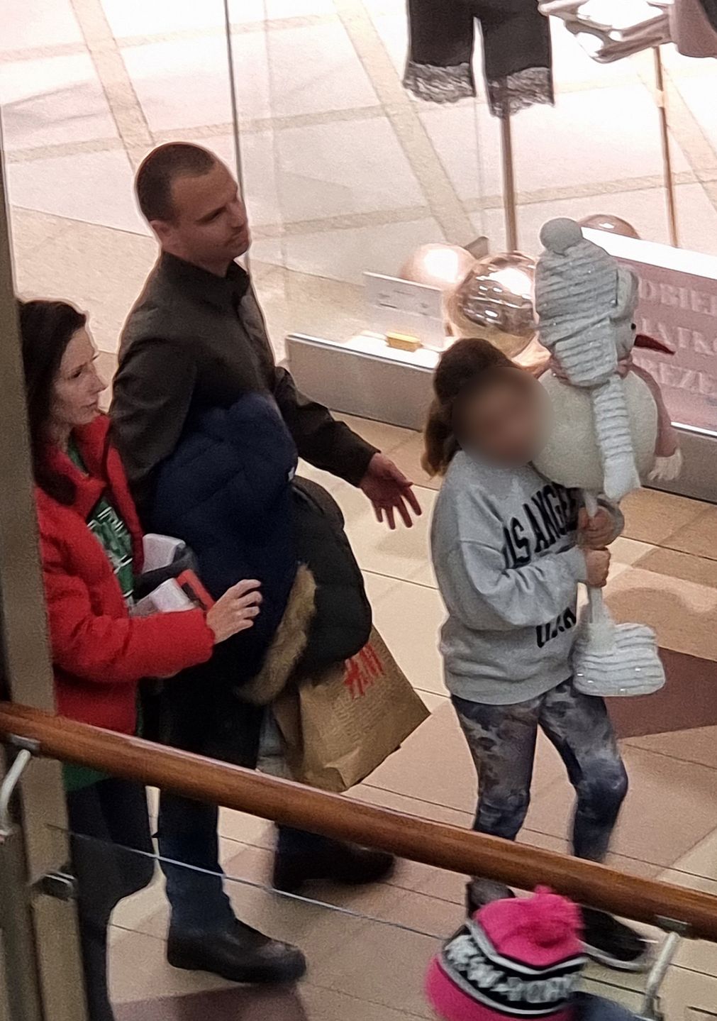 Marcin Hakiel na zakupach z córką i partnerką