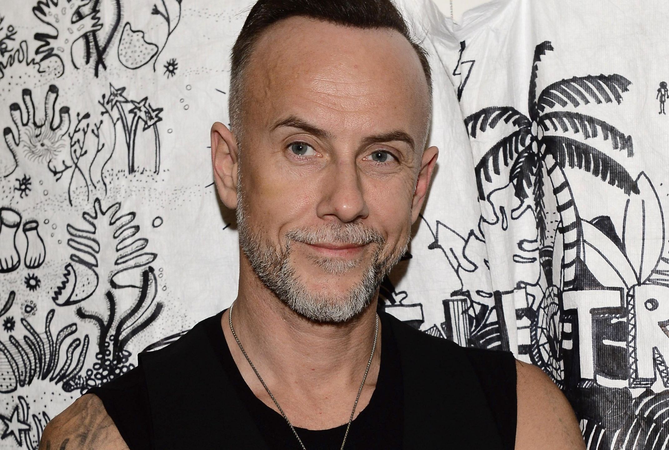 Adam Darski w przytulnym salonie
