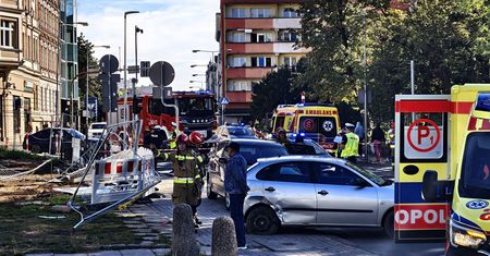 Wypadek w Opolu. Seat wjechał na chodnik, ranna 17-latka