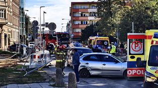 Wypadek w Opolu. Seat wjechał na chodnik, ranna 17-latka