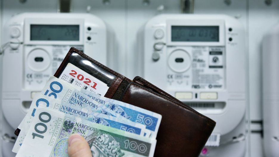 East News archiwumFot. Bartlomiej Magierowski/EastNews. Wroclaw 14.12.2021. Wzrost cen pradu, nowe taryfy energii elektrycznej. Zdjecie ilustracyjne: gotowka, portfel i nowoczesny licznik energii elektrycznej.Bartlomiej Magierowski