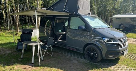 Kamperem na wakacje. Czy to się jeszcze opłaca? Testujemy VW Californię 6.1 Ocean
