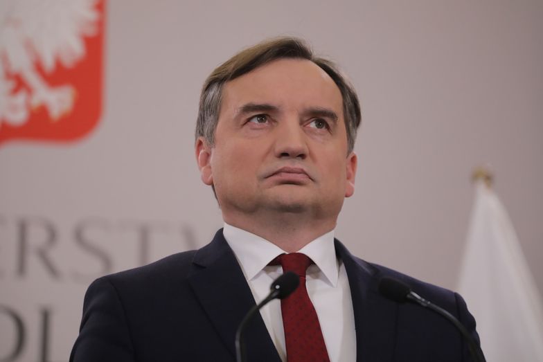 Warszawa, 23.12.2022. Minister sprawiedliwości, prokurator generalny Zbigniew Ziobro podczas konferencji prasowej "Miliardy unijnego haraczu potęgują drożyznę w Polsce", 23 bm. w siedzibie resortu w Warszawie. (ad) PAP/Albert Zawada