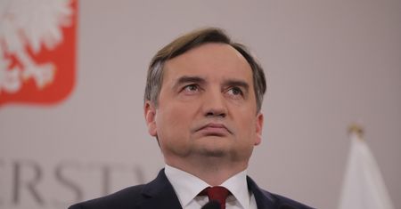 Ziobro chce zawiesić "unijny haracz". Tymczasem Polska na nim też zarabia