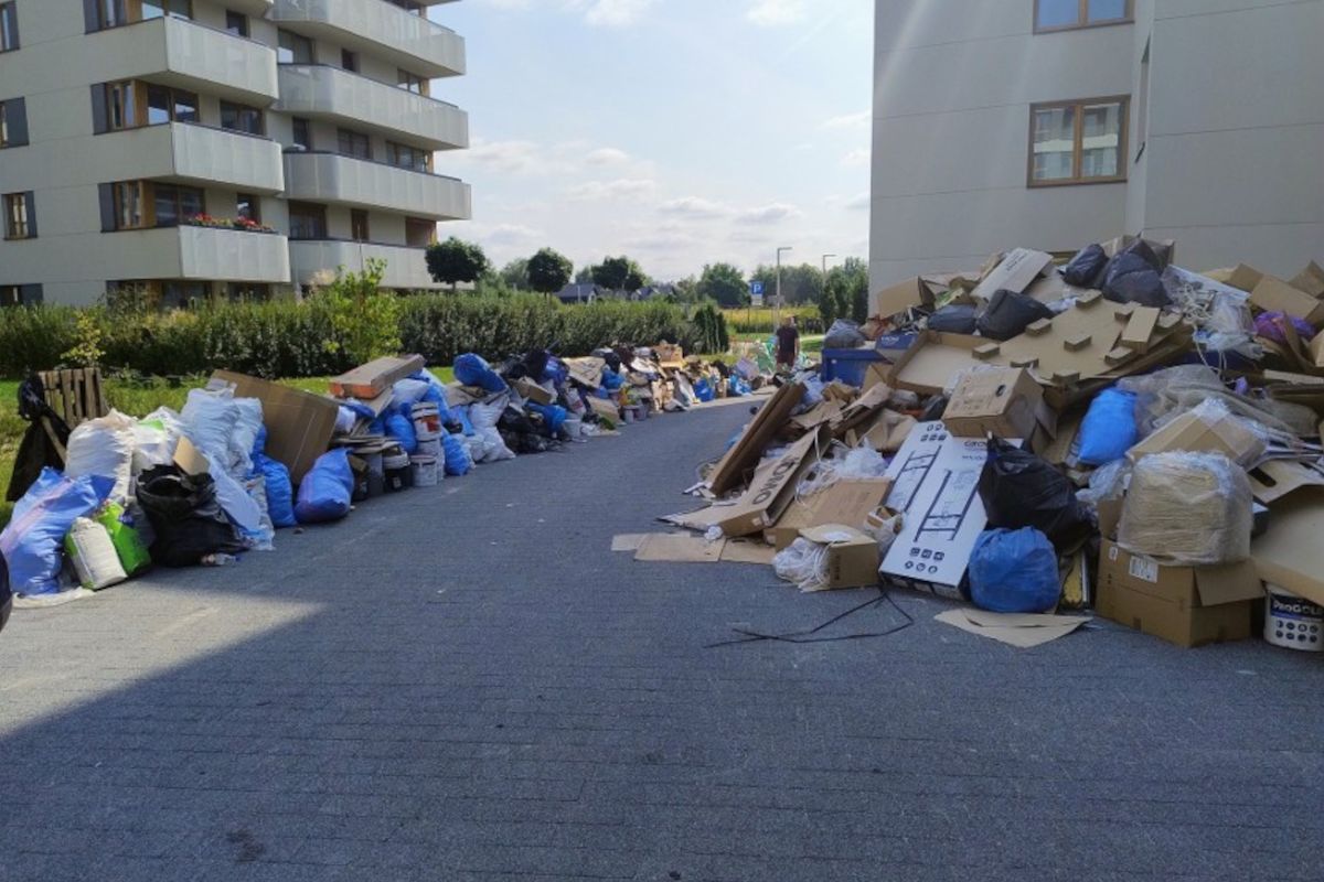 Wielkie góry śmieci na krakowskim osiedlu.