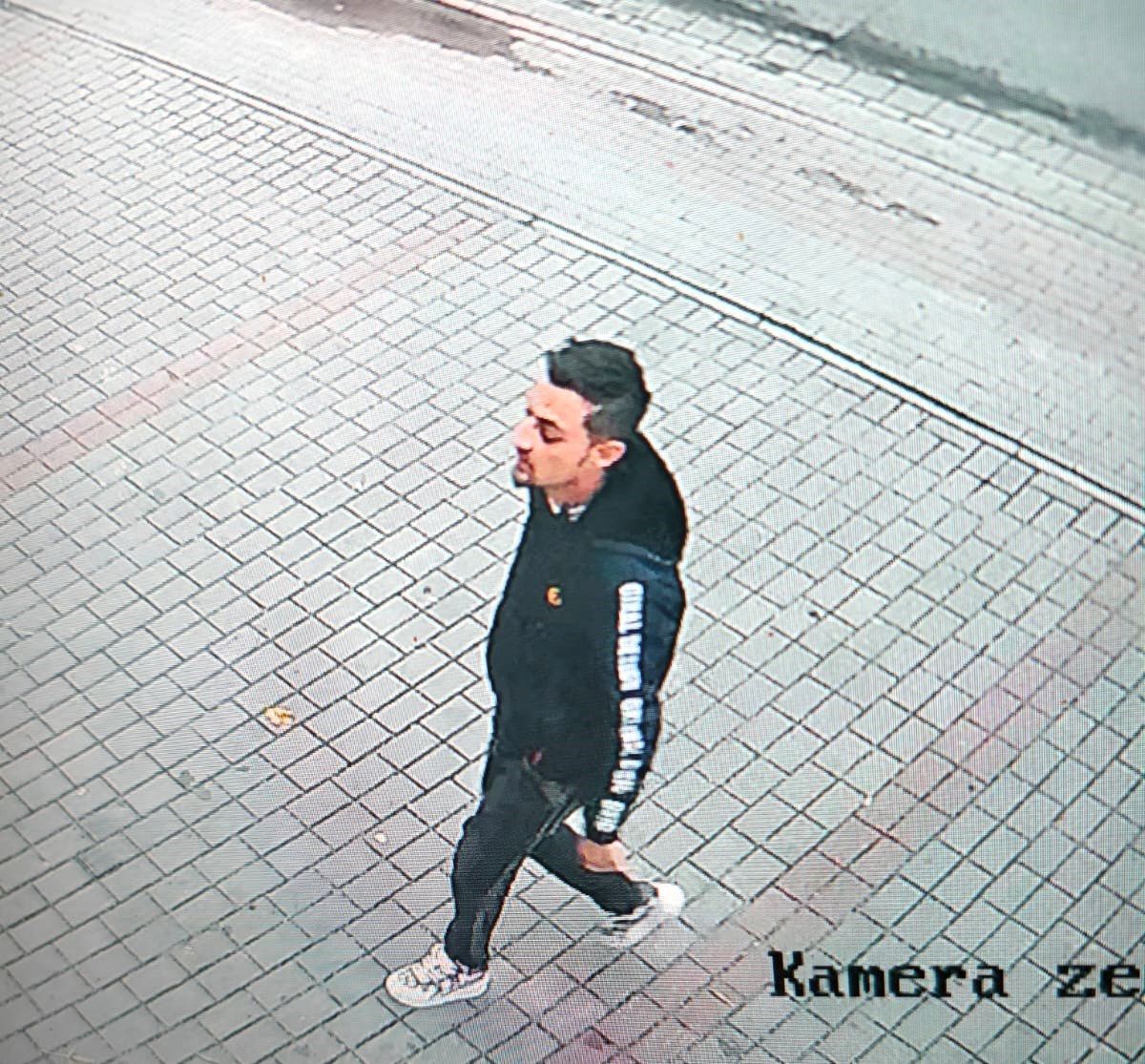 Policjanci próbują ustalić tożsamość mężczyzny.