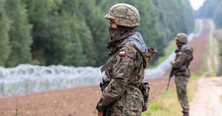 Mieszkańcy Krynek o stanie wyjątkowym: Puste sklepy, puste ulice, wojsko