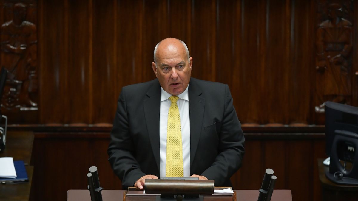 Deficyt po pierwszym półroczu wyniósł 17 mld zł. Minister finansów mówi o nowelizacji budżetu. 