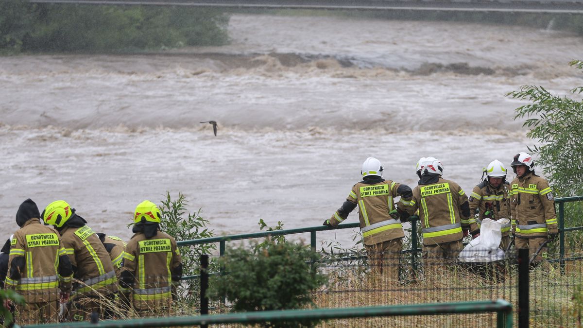 Straż pożarna zabezpiecza rzekę workami z piaskiem 