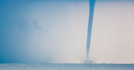 Niemcy. Trąba wodna na Bałtyku. Żywioł strącał ludzi do wody