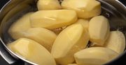 Wyciśnij i wlej do garnka z ziemniakami. Ugotują się w mig i nie ściemnieją