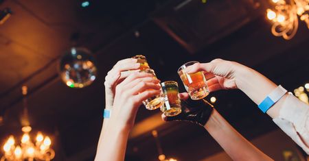 "Ze mną się nie napijesz?". Psycholog tłumaczy, jak odmawiać metodą "zdartej płyty"