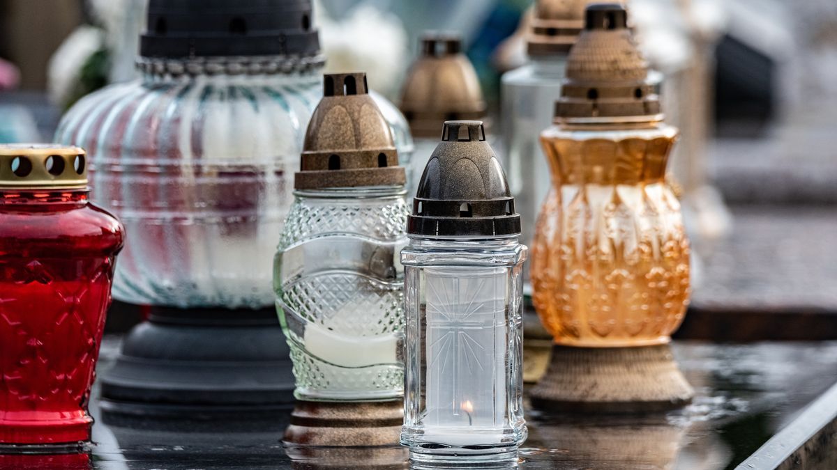 Ksiądz mówi, jakich zniczy nie stawiać na grobach 