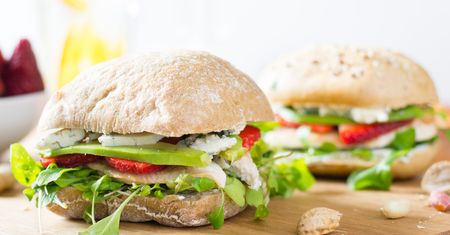 Kanapka na białym pieczywie z pieczonym kurczakiem, sałatą i pomidorem