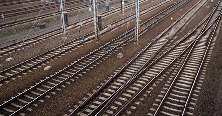 Pociągi pędziły wprost na siebie. Jak znalazły się na jednym torze?