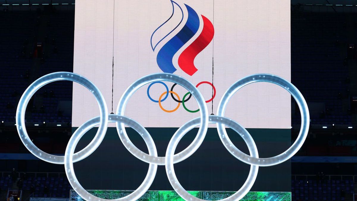 Zdjęcie okładkowe artykułu: Getty Images /  Sergei Bobylev / Na zdjęciu: flagi ROC i olimpijska
