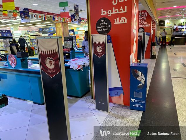 Wizerunek emira jest nawet na... bramkach w supermarkecie.