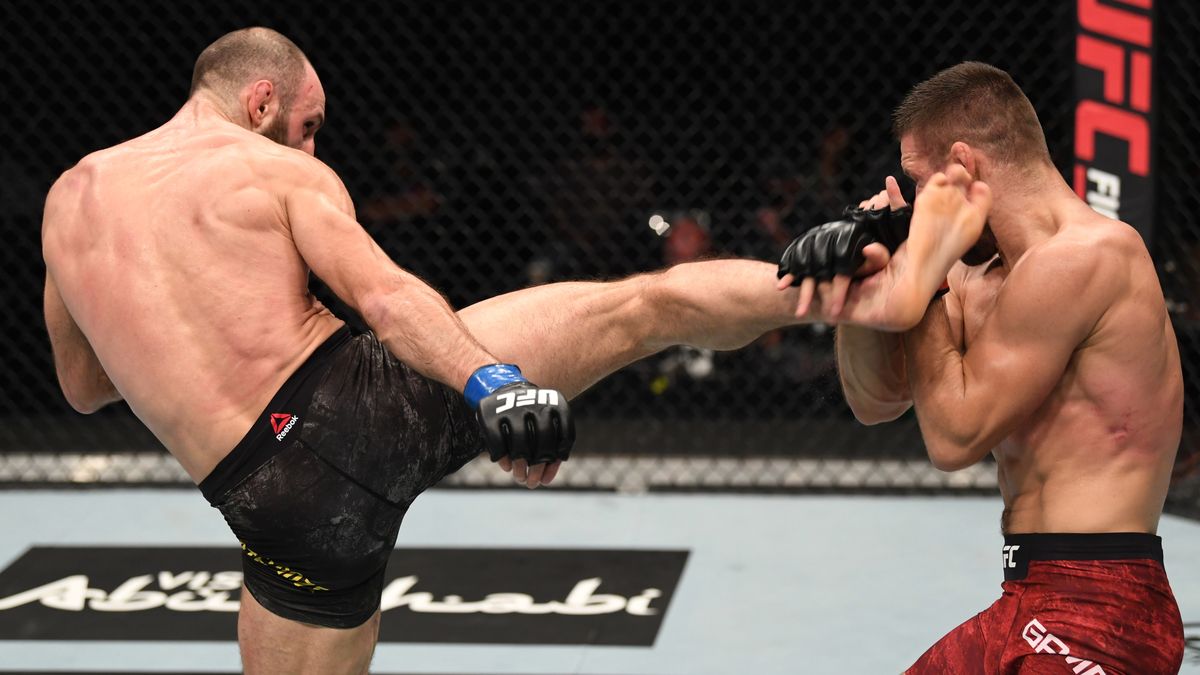 Zdjęcie okładkowe artykułu: Getty Images / Josh Hedges/Zuffa LLC / Gamrot blokuje kopnięcie Kutateladze