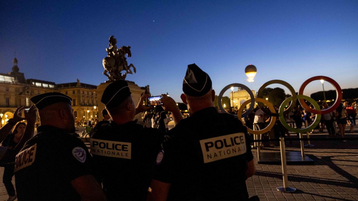 Zdjęcie okładkowe artykułu: Getty Images / Maja Hitij / Na zdjęciu: policja w Paryżu