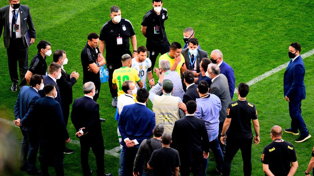 Zdjęcie okładkowe artykułu: Getty Images / MB Media / Na zdjęciu: Leo Messi i Neymar dyskutują ze służbami