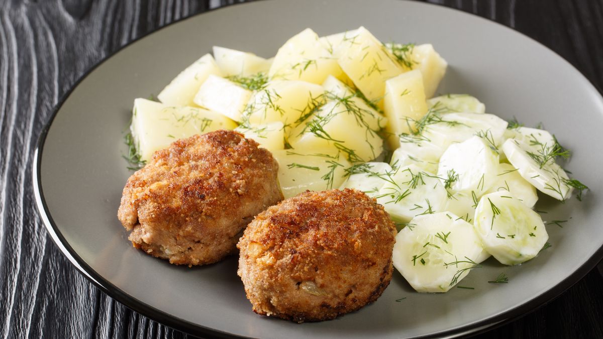Kotlety mielone z mizerią to jeden z ulubionych letnich obiadów. 