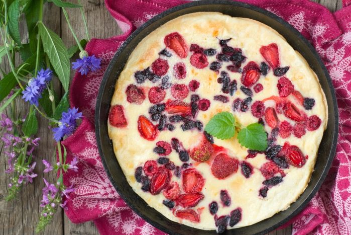Słodki omlet z letnimi owocami