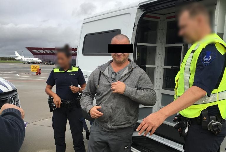 Policja Holenderska na lotnisku