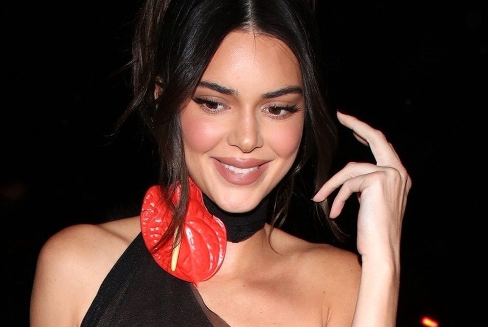 Coraz odważniej. Kendall Jenner udowadnia, że "nagie sukienki" nie tracą na popularności