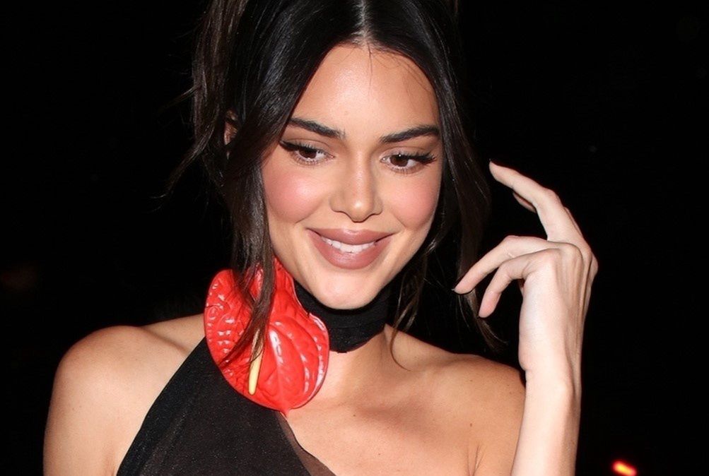 Coraz odważniej. Kendall Jenner udowadnia, że "nagie sukienki" nie tracą na popularności