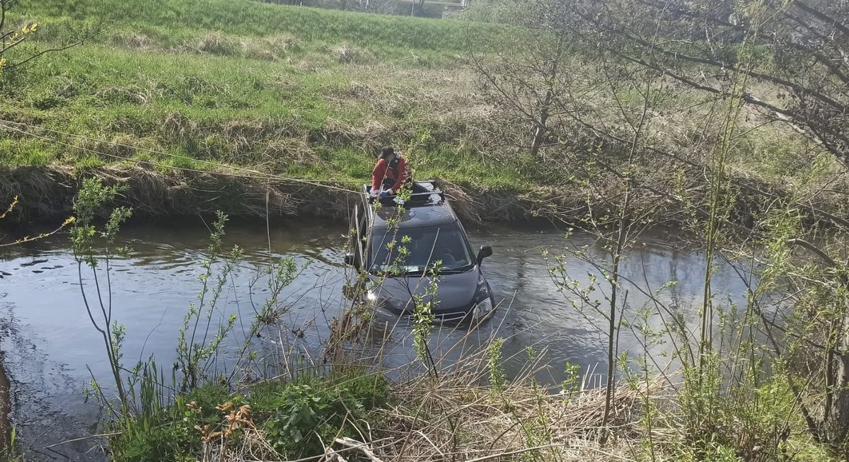 Kierowca wyszedł z wypadku bez szwanku, ale jego auto dryfowało w kierunku Gdańska kanałem Raduni. Fot: Straż Pożarna Gdańsk 