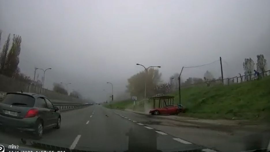 Samochód wjechał w przystanek. Jest nagranie