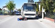 81-latka na skuterze zlekceważyła przepisy. Jechał przed nią autobus