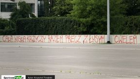Wymierzone w prezesa Jacka Bednarza napisy przy stadionie Wisły Kraków (foto)