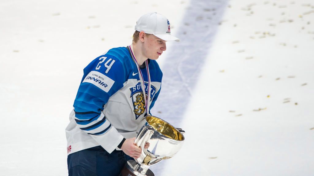 Kaapo Kakko z trofeum za wygranie MŚ w hokeju na lodzie