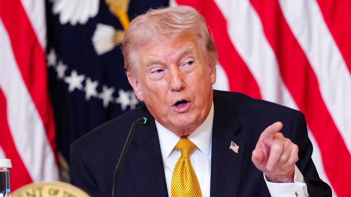 US President Donald Trump speaks during a meeting with trustees of the John F. Kennedy Center for Performing Arts in the East Room of the White House in Washington, DC, USA, 16 March 2026. The board is set to vote on plans to close the institution for two years for renovations starting 06 July 2026. EPA/AARON SCHWARTZ / POOL Dostawca: PAP/EPA.