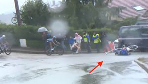 Wpadł w poślizg na mokrej nawierzchni! Bolesne obrazki na Tour de France
