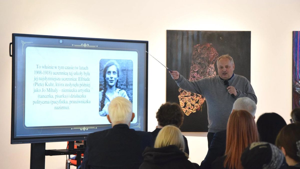 Henryk Liszkiewicz podczas prelekcji o historii Ekonomika w Pile