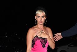 Katy Perry w modnej, ale strasznej sukience. Wygląda, jakby dopiero wstała z łóżka