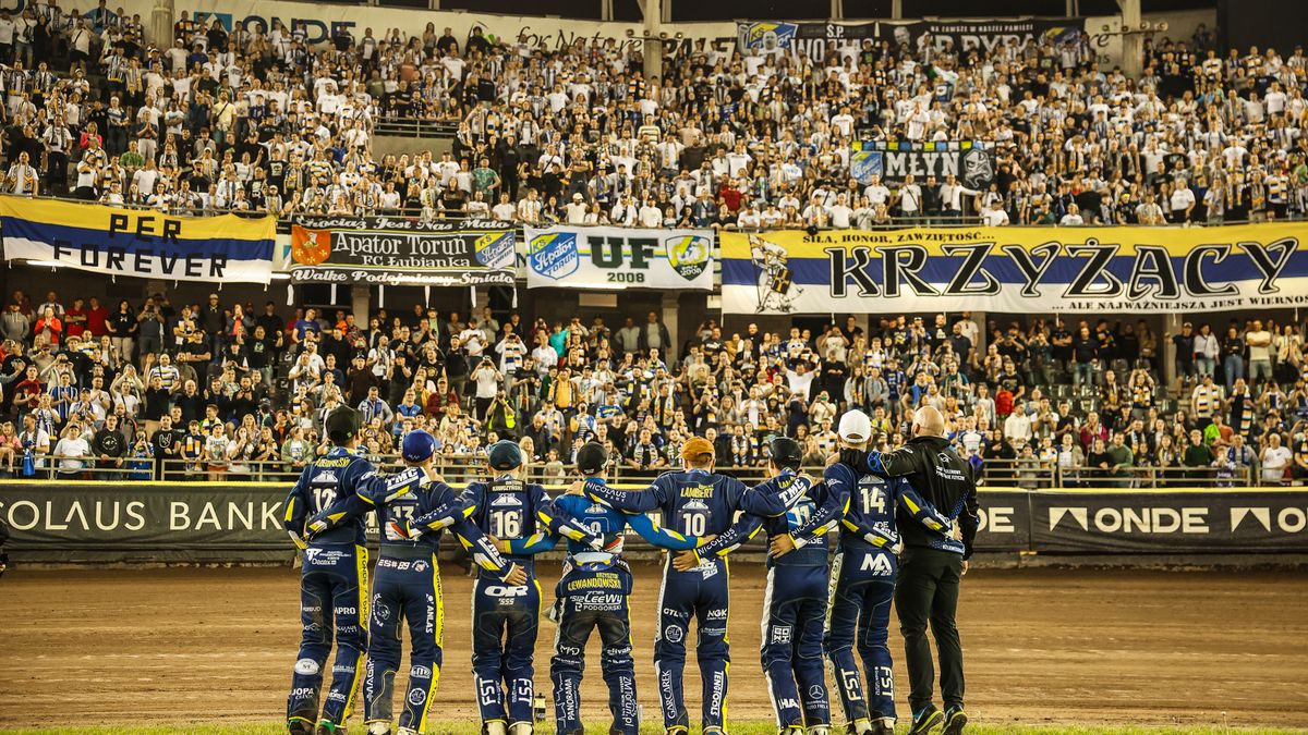 WP SportoweFakty / Julia Podlewska / Na zdjęciu: Zawodnicy KS Apatora Toruń wraz z kibicami