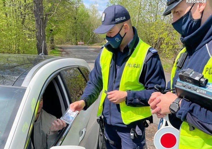 Śląskie. Kierowcy, który w Katowicach wręczył policjantom łapówkę, grozi nawet do 8 lat więzienia.