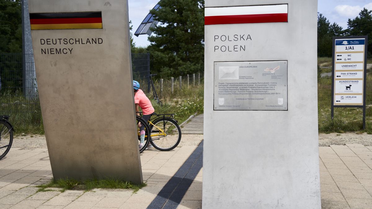 geogif
cross-border, border marker, german-polish border, border sign, bike exploration, coastal cycling, bike route, travel photography, cycling route, international path, bike travel, travel adventure, european cycling, border crossing