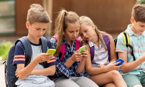 "Algorytmy traumy". Ochrona dzieci przed social mediami