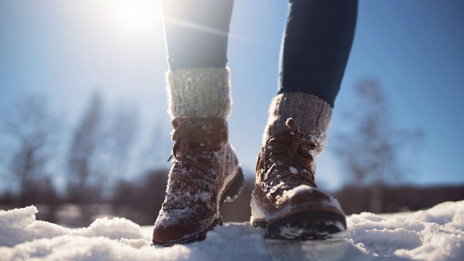 Zimą warto zaopatrzyć się w odpowiednie obuwie