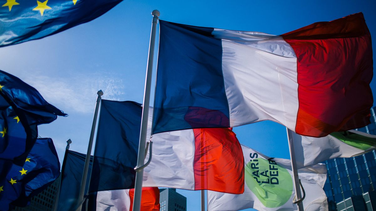 Flagi Francji przed Espace Grande Arche