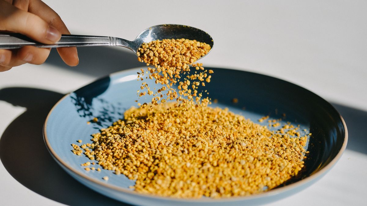 Hand Holding a Metal Spoon while Pouring Bee Pollen on a Turquoise Plate.
Hand holding a metal spoon while pouring bee pollen on a plate. White background.
Stefania Pelfini, La Waziya Phot
