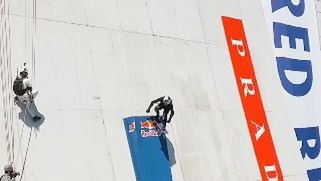 Twitter / RedBull / Sandro Dias zjeżdża z wieżwoca