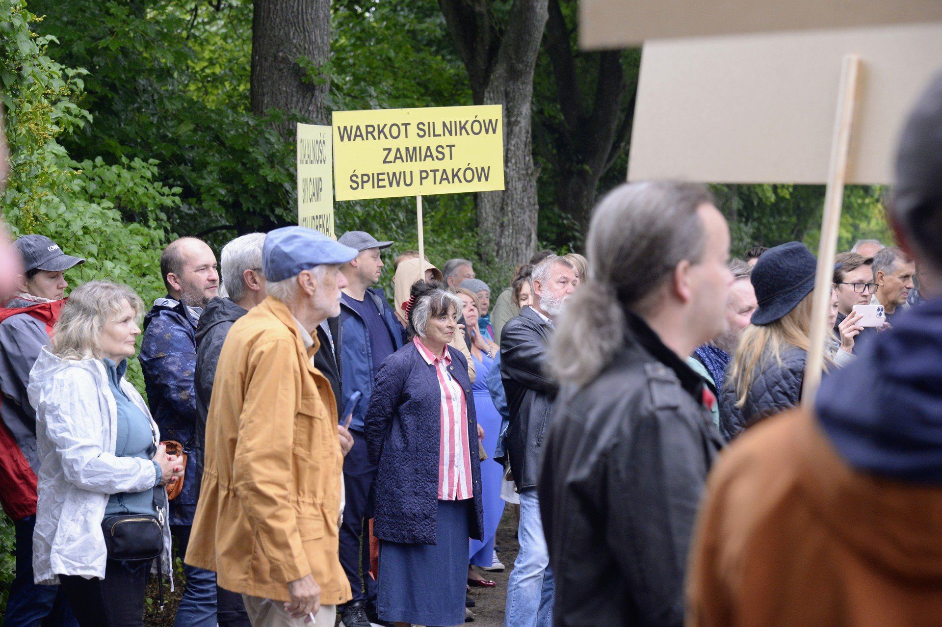 Protest ws. skoków spadochronowych z lotniska w Bednarach